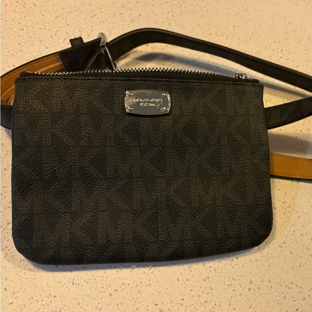 MICHAEL Michael Kors Black and Tan Wristlet - Picture 1 of 5